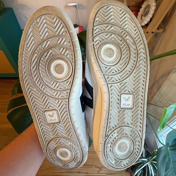 Veja V-10 Sneakers - Picture 6 of 7